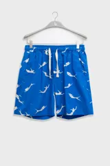 Short de algodón azul con estampado de sirenas blancas, corte relajado y largo hasta la rodilla. Tiene cintura elástica con cordón ajustable, dos bolsillos laterales y un bolsillo trasero tipo parche.