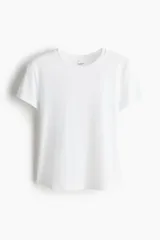 Remera deportiva blanca de corte holgado, cuello redondo y mangas cortas. Confeccionada en tejido funcional DryMove™ que ayuda a absorber el sudor.