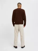 Pantalón de jean color beige, de corte amplio y tiro alto. Diseño clásico de cinco bolsillos y cierre con botones.