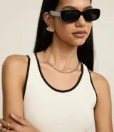Musculosa de breteles anchos, confeccionada en Rib de algodón y modelo regular. Posee cuello redondo y acabado contrastante.