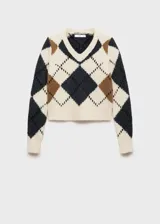 Sweater de punto color crema con diseño de rombos en marrón, gris y ocre. Tiene cuello en V y mangas largas con terminaciones en canalé.
