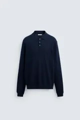 Polo azul marino de punto ligero tejido en hilatura con mezcla de seda y algodón. Cuello solapa con cierre frontal de botonadura, manga larga y acabados en rib.