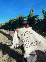 Ruana color crudo tejida en telar manual con lana Merino virgen sin teñir y bordada a mano.