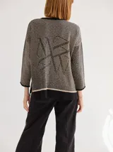 Sweater de tejido de punto color beige con monograma en la espalda y mangas 3/4.