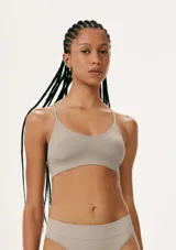 Top básico color beige, sin costuras, con breteles finos y escote redondo.