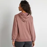 Buzo con capucha color rosa, con cierre frontal y bolsillos laterales.