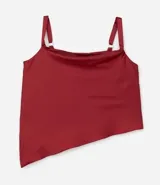 Musculosa color rojo oscuro, confeccionada en satén, con escote drapeado (degagê) y breteles ajustables. El bajo de la prenda es asimétrico.