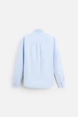 Camisa azul marino de corte regular fit, confeccionada en tejido de algodón Oxford. Tiene cuello abotonado, manga larga con puños abotonados, bolsillo de parche en el pecho y cierre frontal con botones.