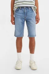 Bermuda de jean celeste de corte recto.