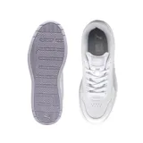 Championes urbanos Puma Court Lally Skye, color blanco con detalles en lila. Confeccionadas con materiales reciclados y plantilla SoftFoam+.