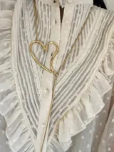 Collar dorado con cadena fina y dije en forma de corazón abierto.
