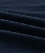 Conjunto de pijama masculino de dos piezas, compuesto por una remera de manga corta con cuello redondo y una bermuda corta, ambos en color azul marino con efecto mezclado que simula lino.