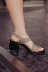 Sandalias de cuero color marrón con tiras cruzadas y taco bloque de madera.