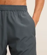 Bermuda deportiva masculina color gris, confeccionada en poliéster y elastano. Posee cintura elástica, cordón interno ajustable y estampa localizada refletiva.
