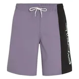 Short de baño color violeta con panel lateral negro y logo estampado en blanco.