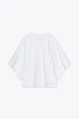 Camiseta blanca de algodón con cuello redondo y mangas cortas tipo capa.