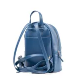 Mochila azul de símil cuero liso con logo XL Extra Large en relieve. Tiene acceso con cierre, un compartimento principal, un bolsillo externo con cierre, un bolsillo interno con cierre y dos bolsillos internos abiertos. La correa es regulable y los herrajes son plateados.