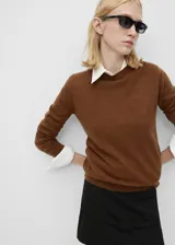 Sweater lila de cashmere con cuello redondo y mangas largas.