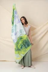 Pañuelo rectangular de seda con estampado abstracto en degrade de colores blanco, gris y naranja, con borde naranja.