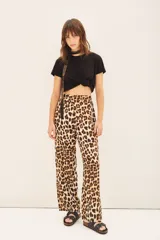 Pantalón recto de calce holgado con estampado animal print de leopardo.