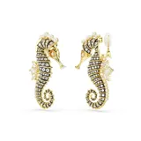 Par de aros colgantes con forma de caballito de mar, con cristales blancos y perlas engarzadas en metal dorado. Cierre de clip.
