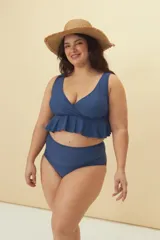 Top de bikini azul con escote en V, breteles anchos y volados en el ruedo.