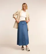 Musculosa blanca de viscosa con cuello polo y botones.