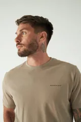 Remera negra de algodón con logo de la marca en el pecho.