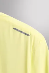 Camiseta deportiva color verde lima de tejido técnico ligero y elástico, con cuello redondo, manga corta y costuras termofijadas.