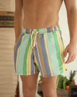 Short de baño para hombre con estampado a rayas en colores menta, amarillo y lila, con cintura elástica y bolsillos.