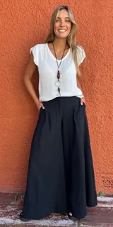Pantalón negro de corte palazzo, con cintura elástica en la parte trasera.