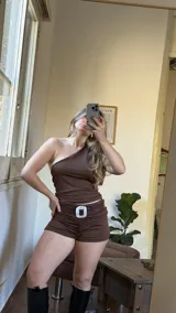Top color marrón chocolate de lycra con delantera doble para mejor agarre del busto y corbatín extraíble.