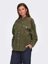 Camisa verde militar de pana con corte oversize, cuello clásico, cierre frontal con botones, mangas largas con puños abotonados, bolsillos de parche en el pecho y forro de jersey de algodón.