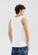 Musculosa ajustada de hombre, color beige, con tejido acanalado (ribbed).