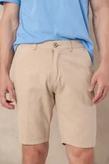 Bermuda color beige claro de lino y algodón, corte clásico, con bolsillos laterales y traseros.
