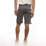 Bermuda cargo gris oscuro marca Wrangler, con bolsillos laterales y cinturón.