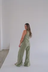 Pantalón de vestir verde seco, de corte palazzo y tiro alto.