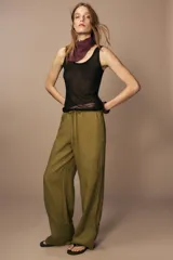 Pantalón palazzo color ladrillo, confeccionado en lino 100%, de tiro medio, cintura ajustable con cordones, bolsillos laterales ocultos y pierna ancha.
