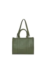 Bolso tipo tote de color verde militar, con doble asa corta y correa larga extraíble y ajustable. Tiene textura granulada y letras en relieve con la palabra "FEARLESS".