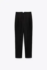 Pantalón de vestir negro de tiro alto, con bolsillos delanteros y cierre frontal con cremallera, botón interior y gancho metálico.