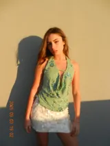 Top verde con lentejuelas y escote halter.