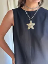 Collar doble con cadena de eslabones plateada, uno corto y otro largo con dije de estrella transparente con estampado de fantasmas.