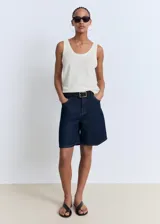 Top sin mangas de lino color blanco roto, con cuello redondo y tirantes anchos, de corte recto.