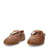 Balerina de cuero color caramelo con diseño calado de rejilla cuadrada. Presenta una tira tipo Mary Jane con hebilla metálica dorada sobre el empeine.