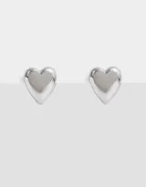 Par de aros plateados con forma de corazón.