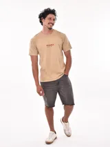 Remera de corte regular en color gris, con logo sutil en el pecho.