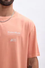 Remera de manga corta color tostado con estampado frontal en blanco que incluye texto y gráficos minimalistas.