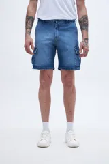 Bermuda de jean azul con bolsillos cargo laterales.