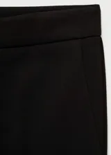 Pantalón negro de corte recto, con tiro medio, cierre de cremallera y gancho, trabillas, dos bolsillos laterales y dos bolsillos de ribete en la parte posterior.