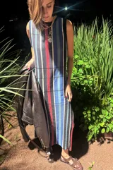 Vestido largo de tejido de punto con rayas verticales en tonos negro, azul, rojo y blanco. Diseño sin mangas con calados.